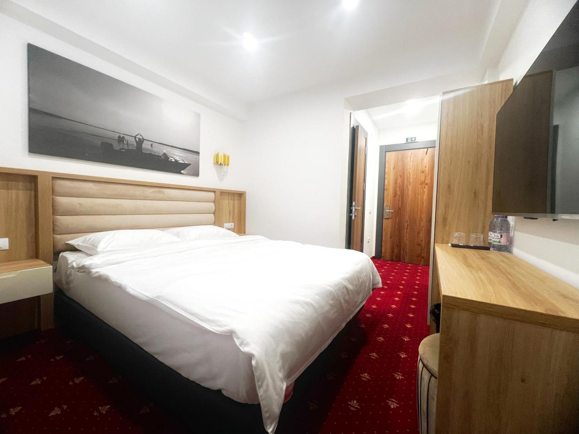 Mimi Hotel Corabia Экстерьер фото